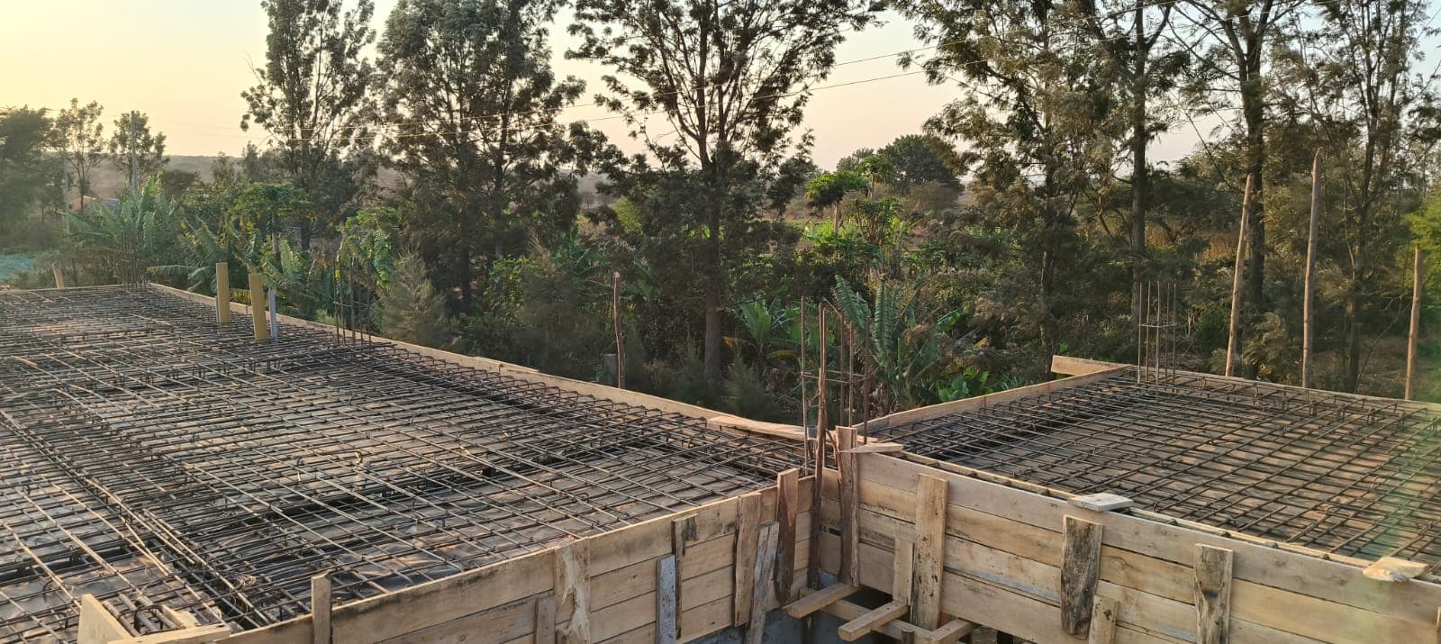 Roof slab formwork with a water tank and neighbouring house