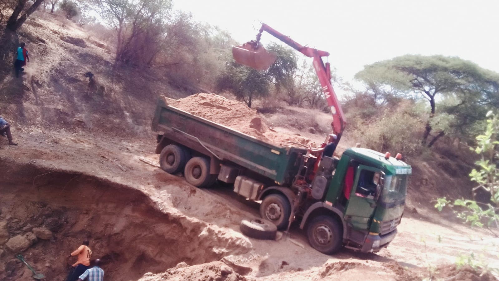 Nelberfarm truck with a grabber crane loading sand