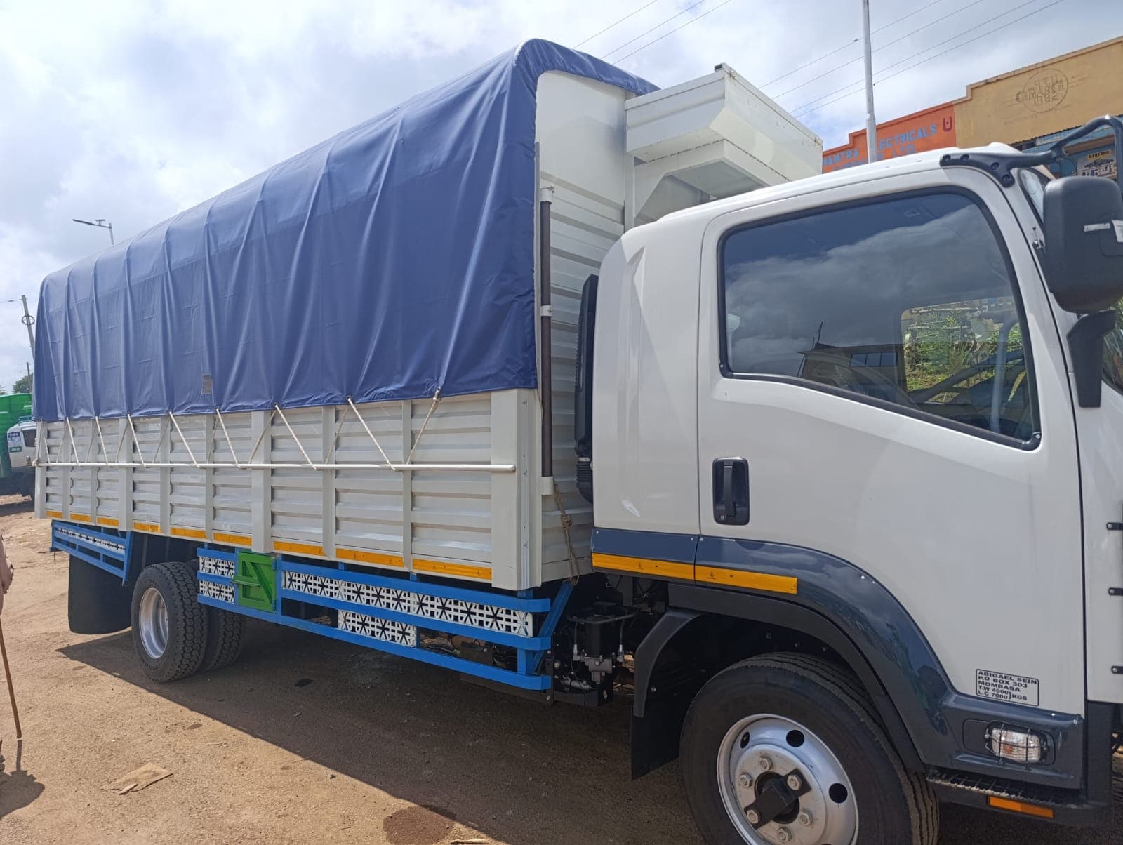 Isuzu box truck, side view